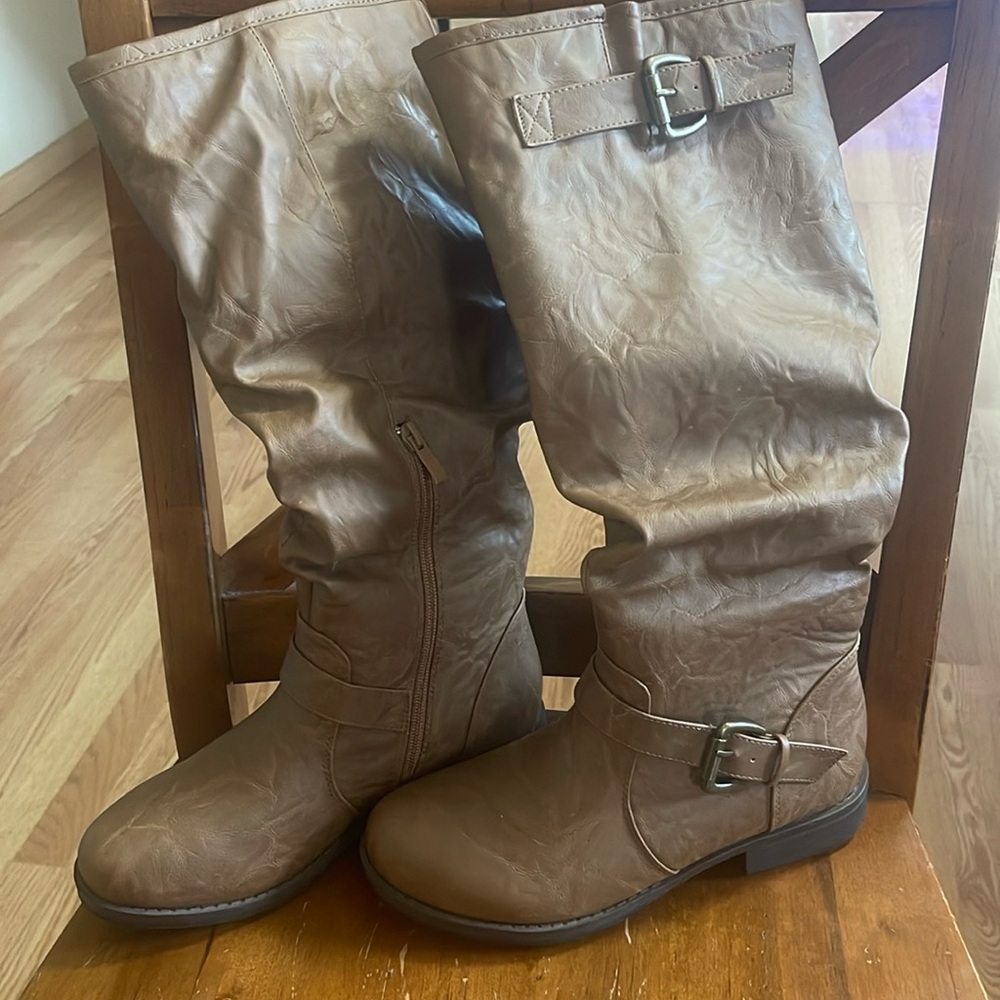 Brand new woman’s boots size 8